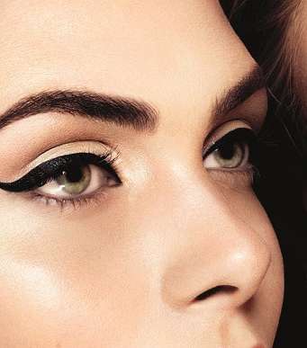 الآيلاينر المجنّح لعيون ساحرة جريئة