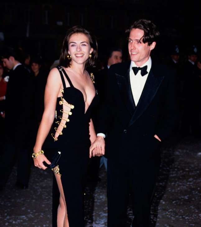 من الفساتين التي أحدثت فرقاً في عالم الموضة، فستان فيرساتشي بالدبابيس