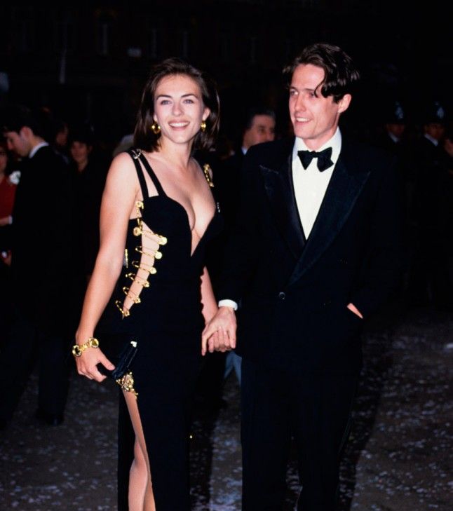 من الفساتين التي أحدثت فرقاً في عالم الموضة، فستان فيرساتشي بالدبابيس