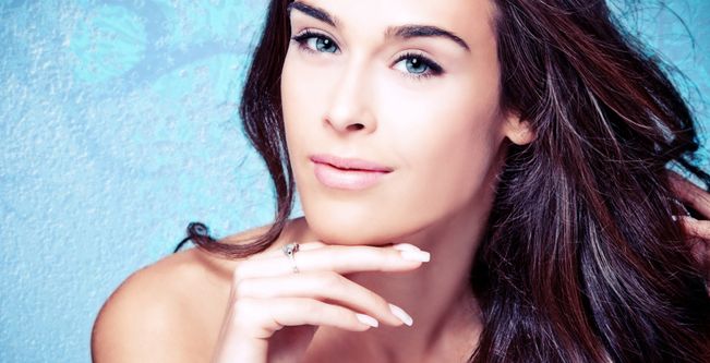 اساليب تعيد نضارة البشرة بعد مكياج العيد