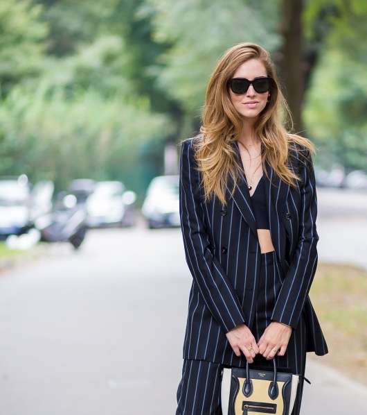 كيارا فيراجني تختار حقيبة Celine خلال أسابيع الموضة