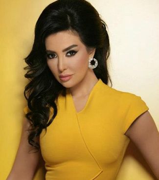 جاذبيّة التسريحة الجانبية والماكياج الأصفر مع الفنانة المغربية الشاملة