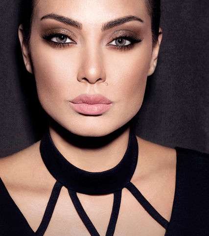 دعي المكياج البرونزي يبرز جمال عينيك