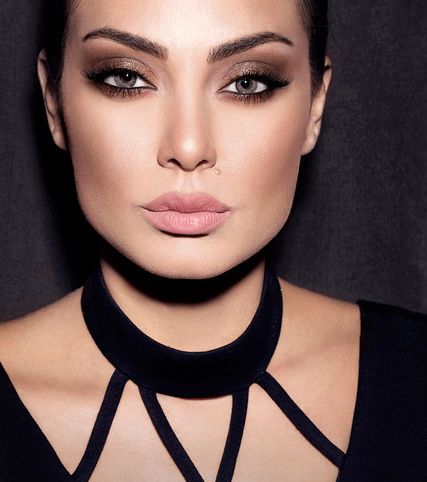 دعي المكياج البرونزي يبرز جمال عينيك