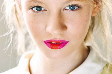 بالصور، صيحة الـ Two-Tone Makeup على ماكياج العيون والشفاه