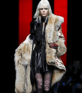 موضة معطف الفرو فوق الفستان الجلدي من Dsquared2