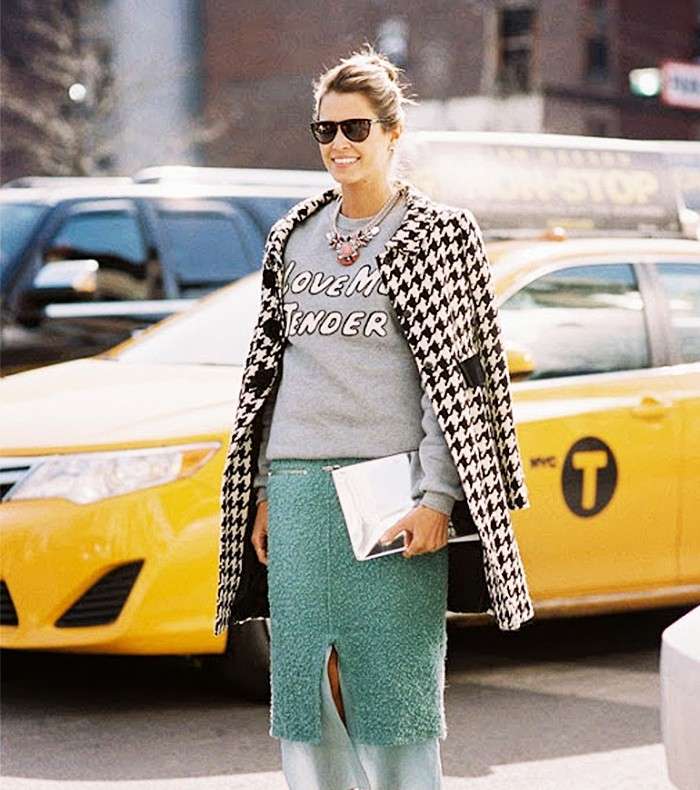 اجعلي اطلالتك شتوية مع الوان الباستيل ونسقي معها الكنزة المطبعة بالرسومات