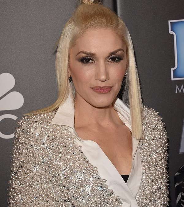 غوين ستيفاني مع التسريحة النصفيّة العصريّة