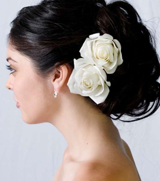 تسريحة الـUpdo ووردة ضخمة على جانب واحد 