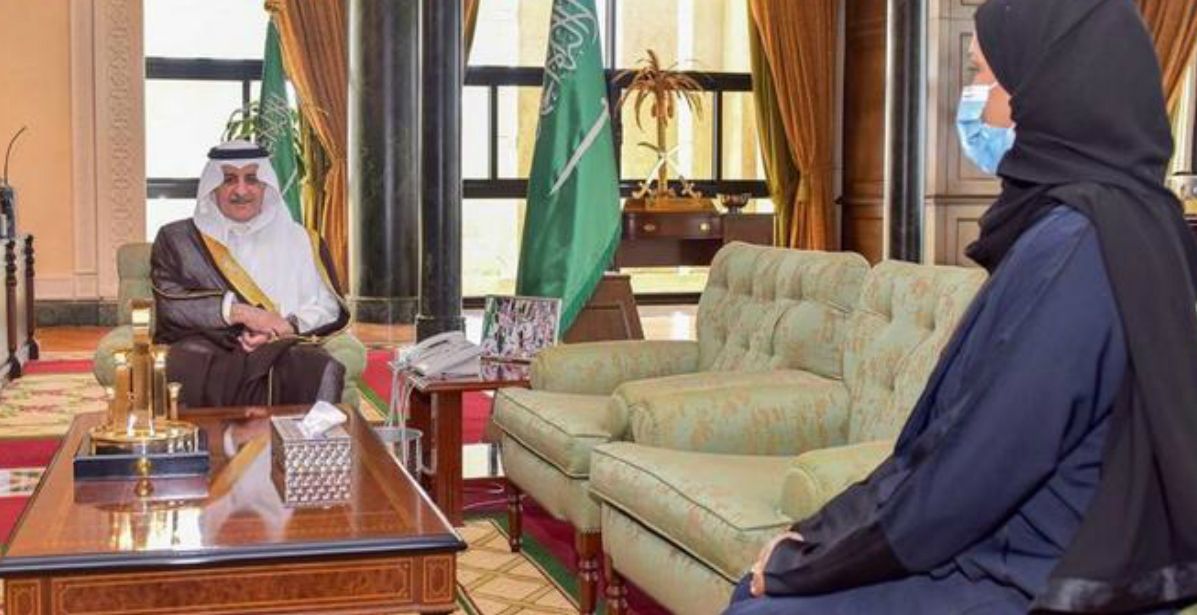 الدكتورة خلود الخميس خلال استقبال الأمير فهد بن سلطان في مكتبه 