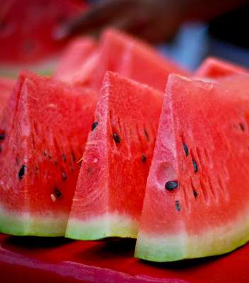 الإكثار من تناول الفاكهة التي تنعش بشرة وجهك وجسمك، ولا تنسي أهميّة البطيخ في هذا السياق