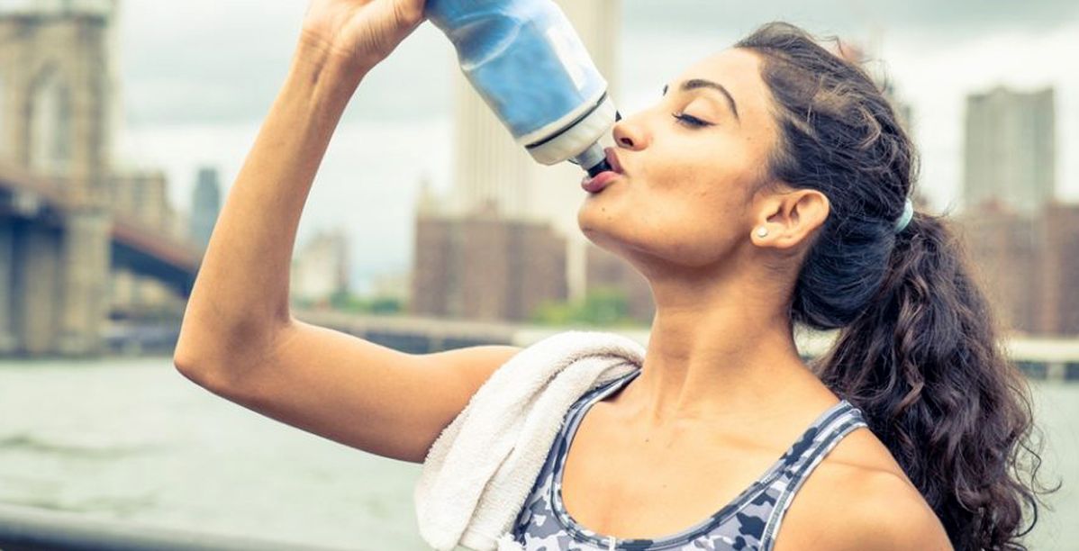 ماذا يحصل لجسمك حين تتناولين الماء المخلّل بعد الرياضة؟