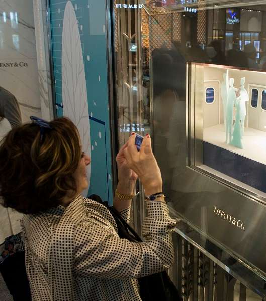 عاشقات الموضة يكتشفن واجهة عرض Tiffany & Co