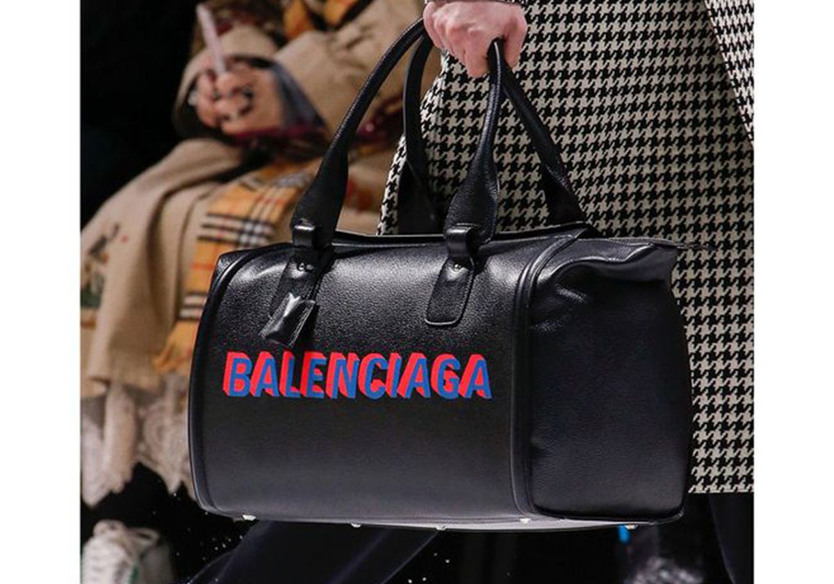 حقيبة Balenciaga بأسلوب الـ Logo Mania