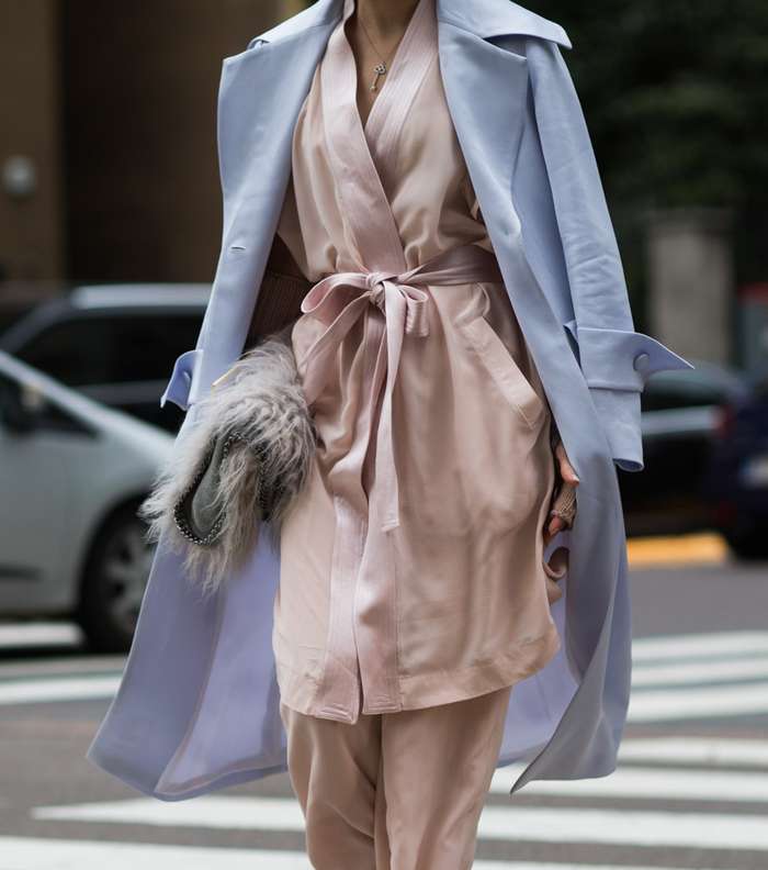 موضة سترة الكيمونو الطويلة مع المعطف الماكسي بالقصة المستقيمة من شوارع ميلانو