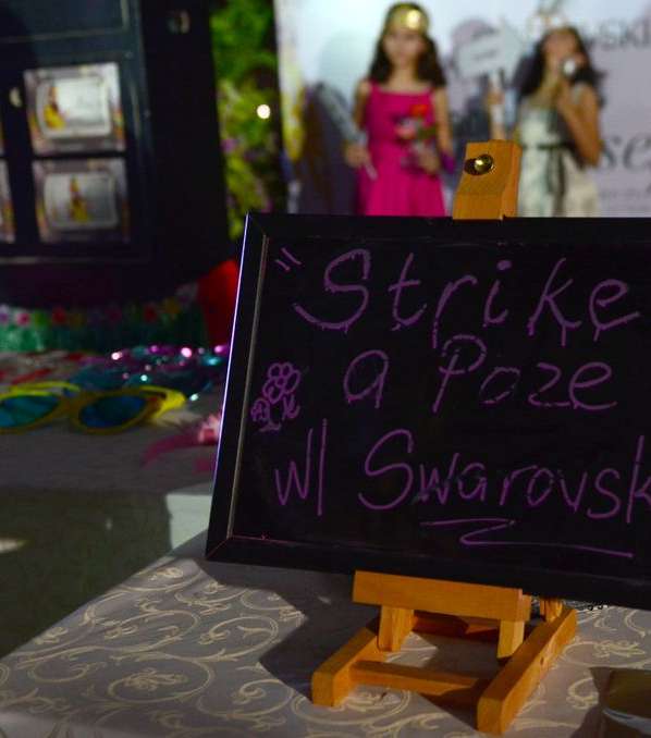 إلتقط الحاضرين الصور التذكارية في ركن التصوير المعد والمستوحى من مضمون الحفل