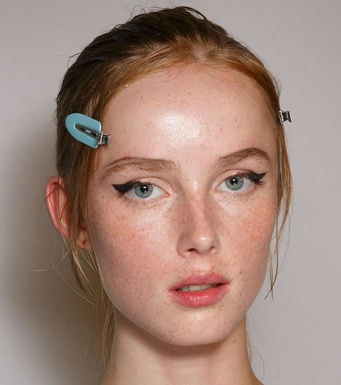 عيون القطّة مع Prada