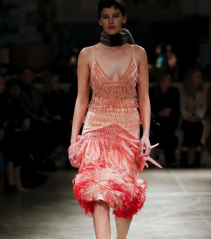 الفستان الرسمي بالرباط الرفيع مع الشراريب الملونة من برادا لشتاء 2018