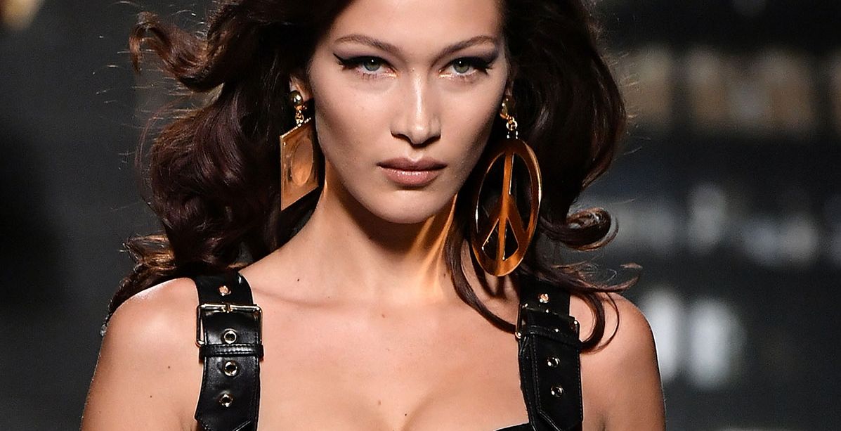 صور بيلا حديد وكارلا بروني وشبه يظهرهما كالتوأم!