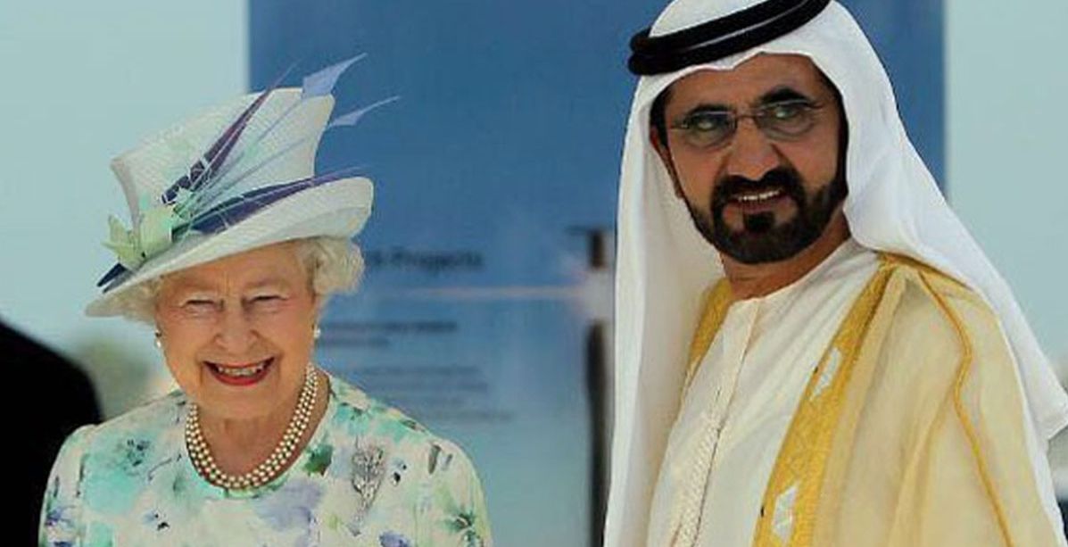 الشيخ محمد بن راشد يلتقي الملكة إليزابيث والأخيرة تظهر بغطاء الرأس!