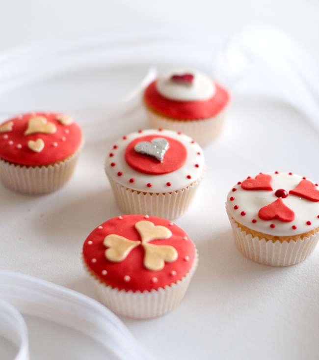 الكاب كيك المزيّن بالقلوب الصغيرة...فكرة مميزة لزفافك 