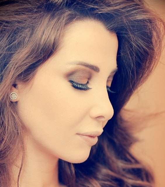 المكياج الترابي المركّز لإطلالة الشعر العفوي