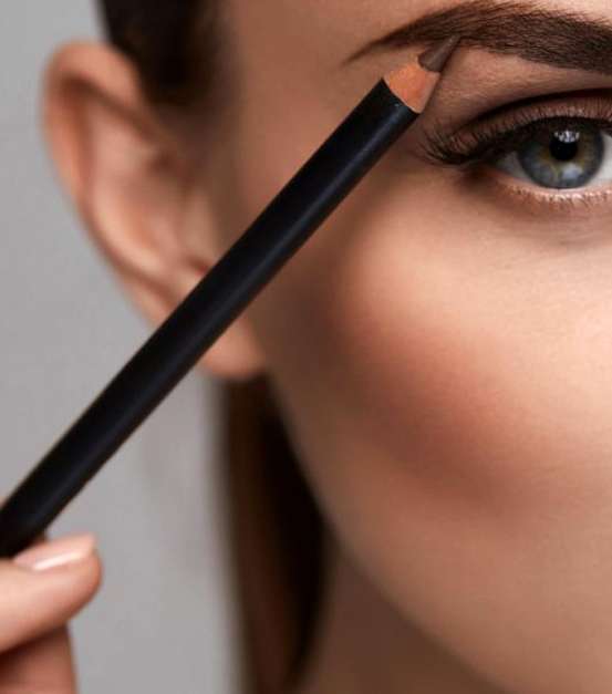 ظاهرة غريبة تجتاح عالم الحواجب