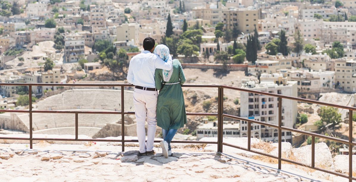 لماذا تقع الفتيات دائماً في حب الرجل غير المناسب؟