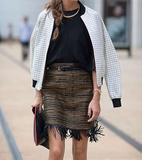 ارتدي تنورة الشراريب اي الـ Fringe مع الـ T shirt والسترة