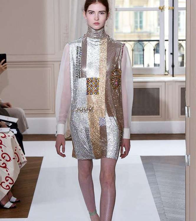 فستان ميتاليكي بالالوان الميتاليكية الثلاثة مع اكمام التول من شياباريلي لشتاء 2018