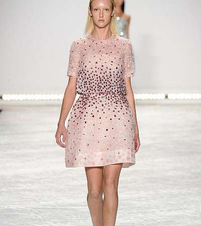 الفستان القصير مع التطريز الملفت