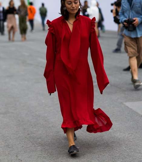 فستان احمر انيق في شوارع باريس في اليوم الثاني من اسبوع الموضة