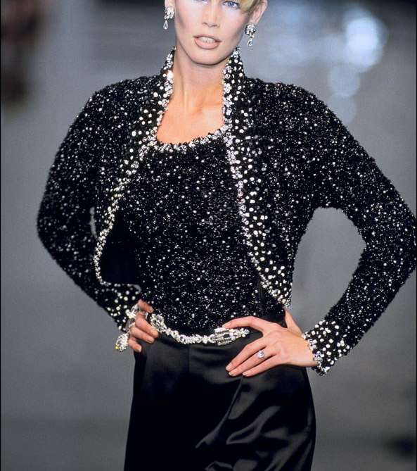 كلوديا شيفير باطلالة راقية خلال عرض ديور لشتاء 1996