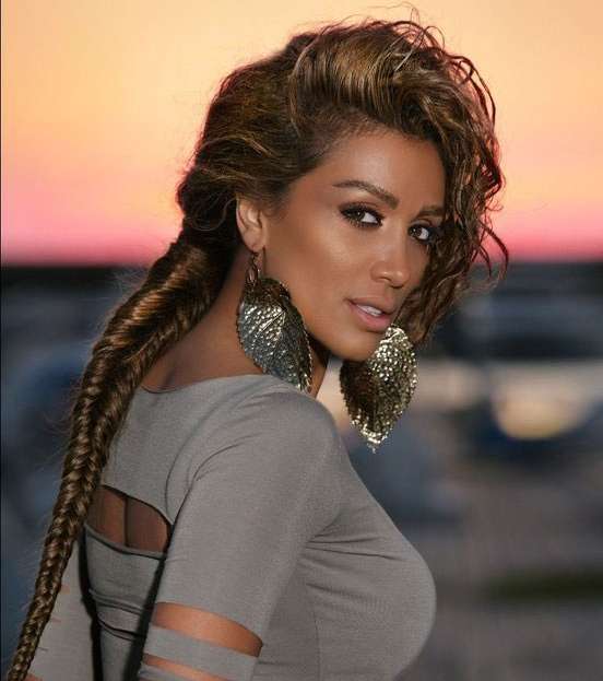 إطلالة ضفيرة السمكة عصرية مع الماكياج الناعم