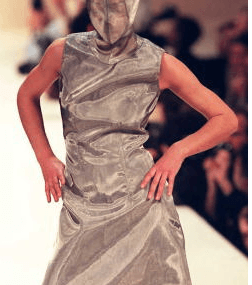 من عرض ازياء الكسندر ماكوين سنة 1995 ضمن اسبوع الموضة اللندني