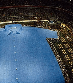أكبر قميص بأزرار في العالم (65.39 متر) في ألمانيا 