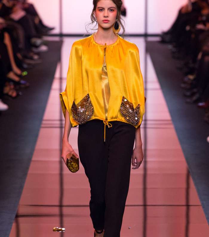السروال الرسمي مع التوب باسلوب التونيك الحريرية مع جيوب من الترتر من Armani Prive لصيف 2017