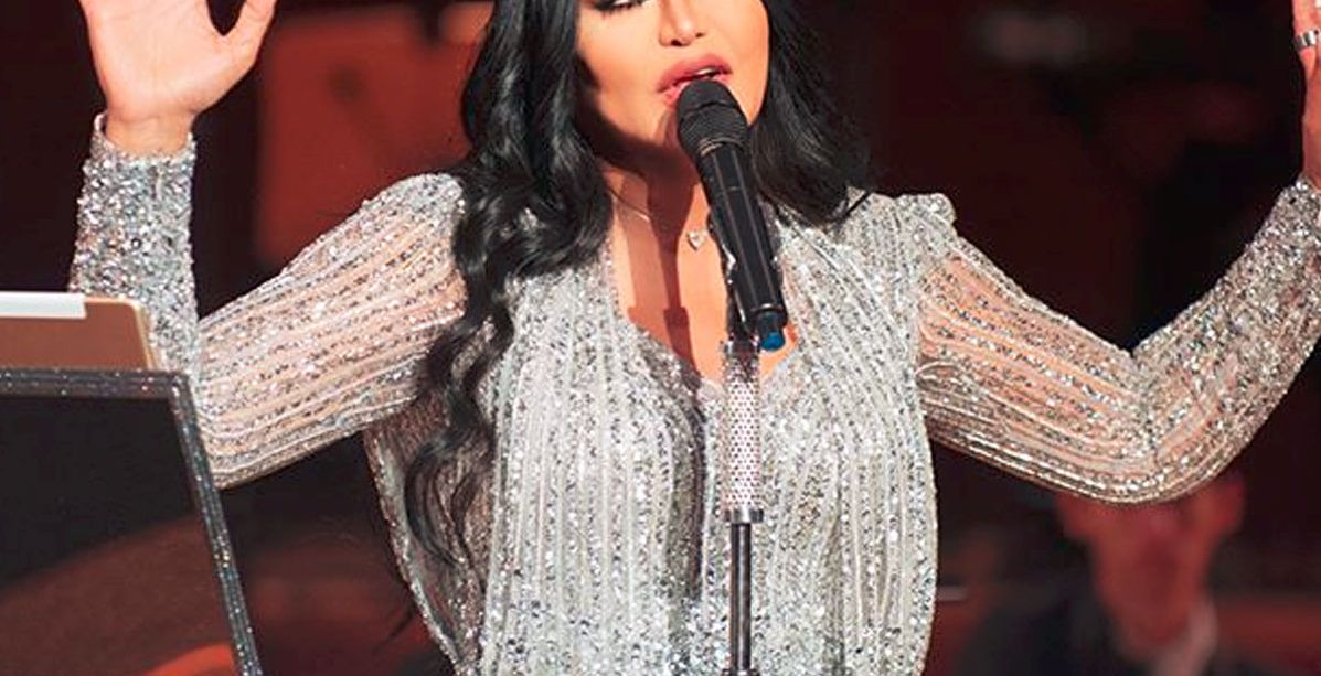 حذاء رياضي واطلالة ناعمة... أحلام تصدم الجمهور بلوكها الجديد في The Voice!