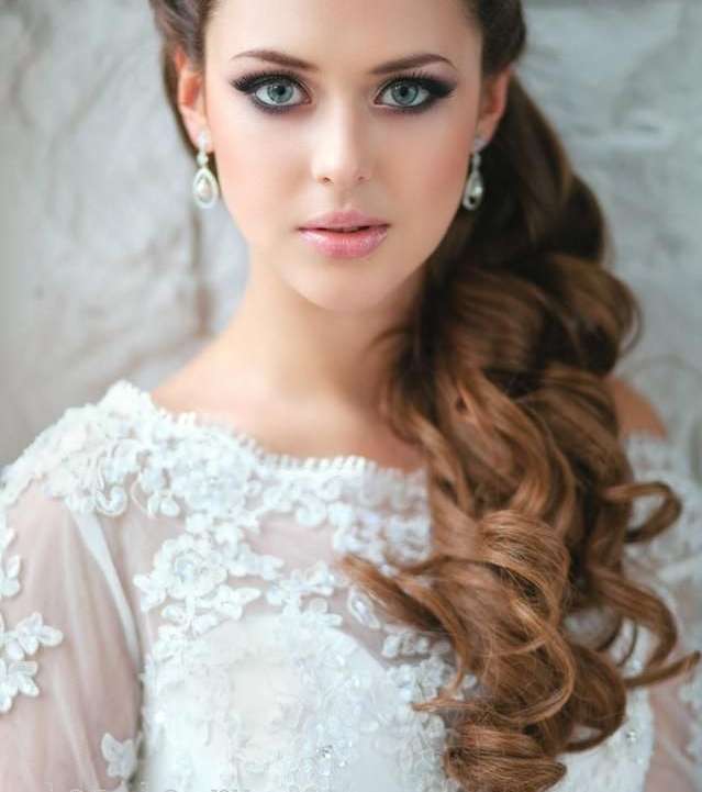 التسريحة الجانبية مع الأكسسوار