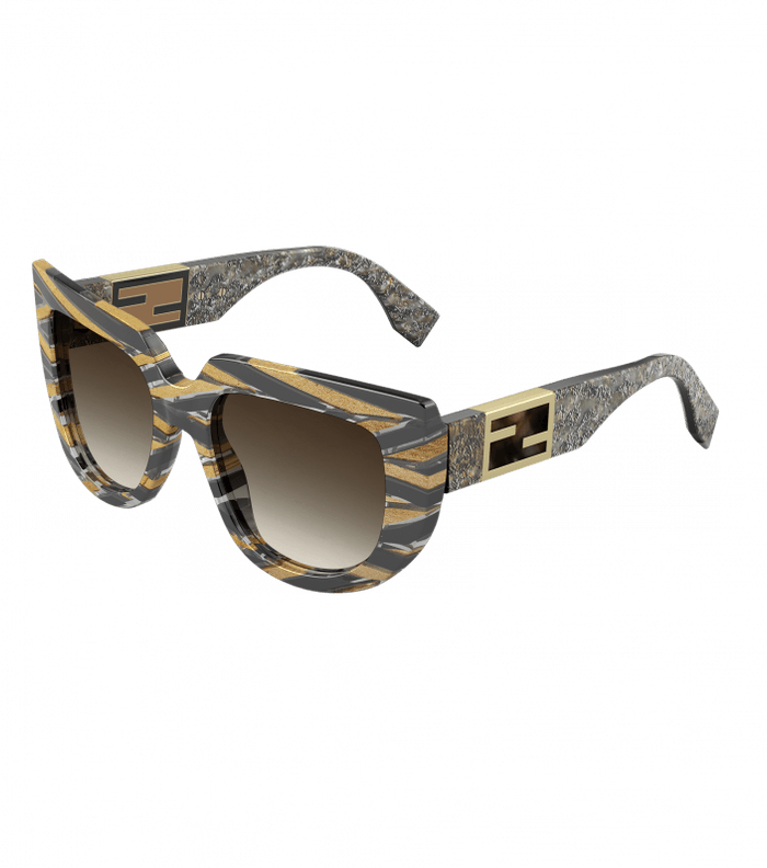 نظارات الإطار القديم العريض