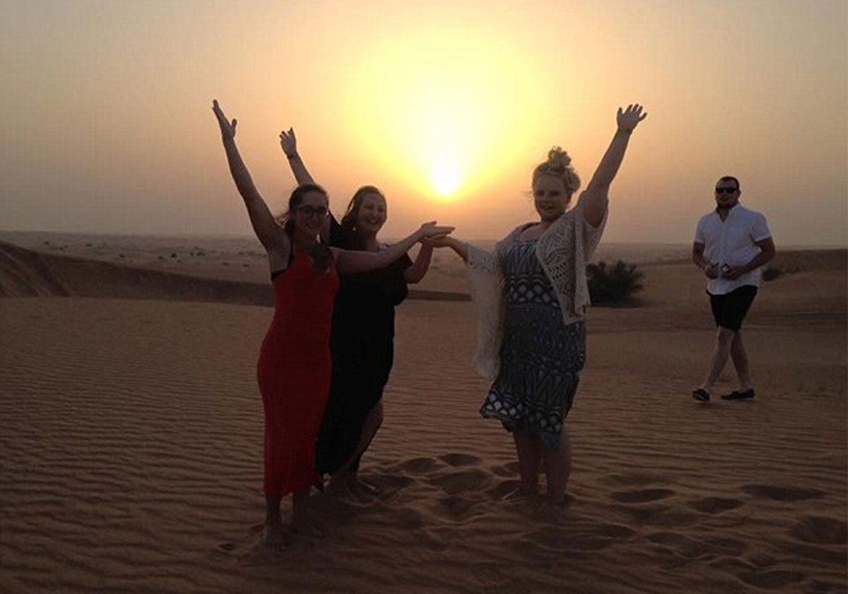 رجل يفاجئ حبيبته ويطلب يدها للزواج خلال رحلة سفاري في دبي!