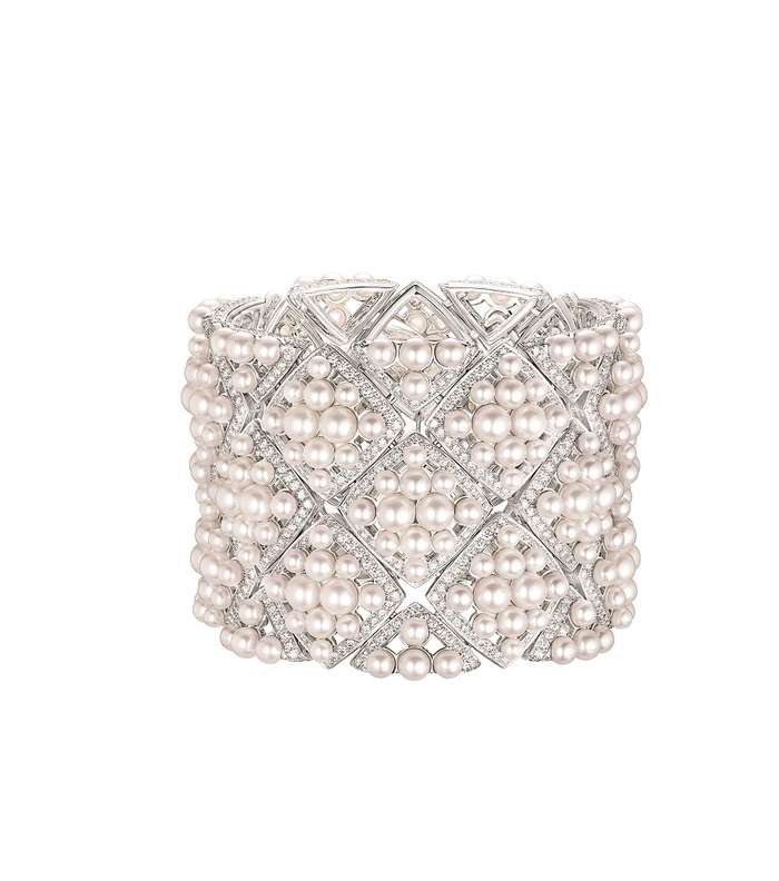 سوار مميز مرصع باللؤلؤ من CHANEL من مجموعة Signature de CHANEL
