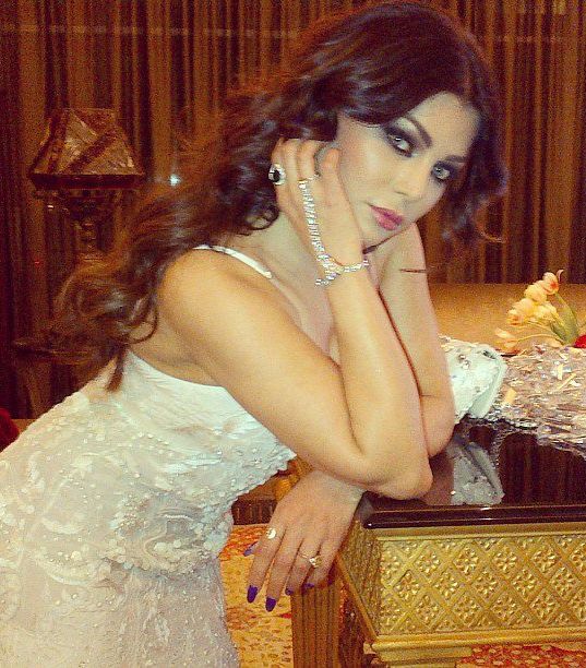 هيفاء وهبي تتألق في الأبيض ليلة عيد ميلادها
