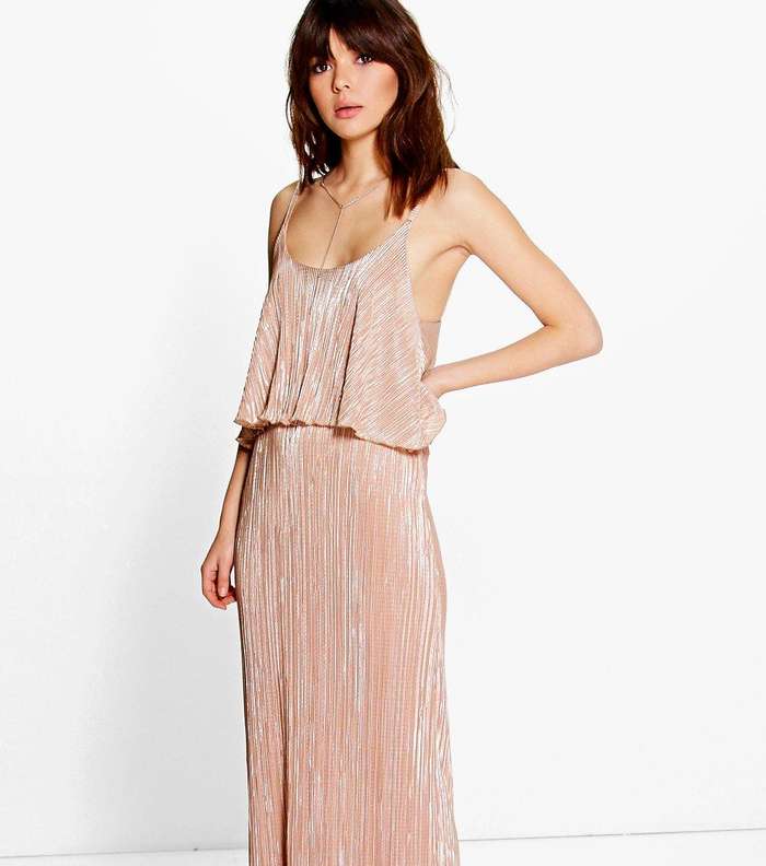 ارتدي السروال الميتاليكي المثني مع التوب بالرباط الرفيع لاطلالة رسمية في شتاء 2017