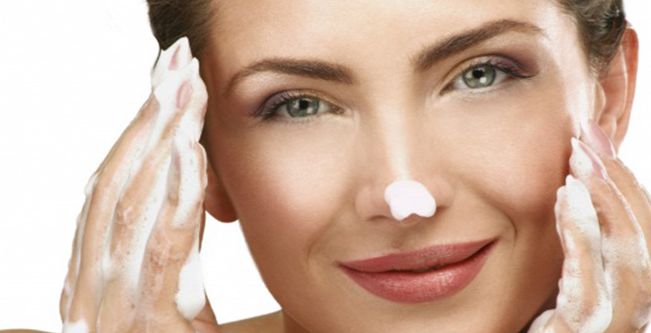 خطوات تنظيف المكياج بدقة