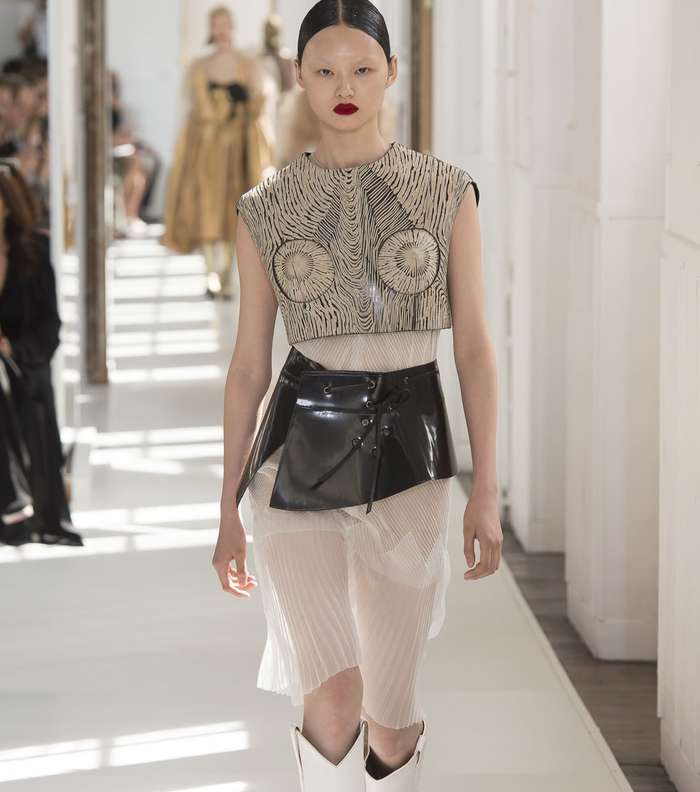 فستان التول الشفاف المثني مع حزام الكورسيه بالشرائط والتوب القصيرة المروسة على الصدر من Maison Margiela لشتاء 2018