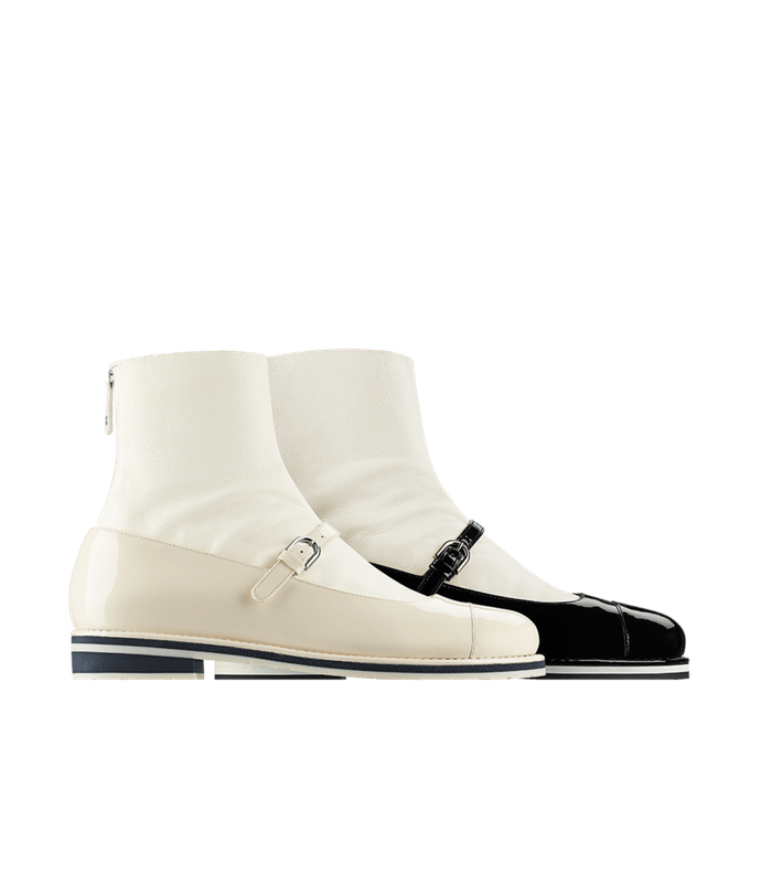 حذاء مدور من الامام وعالٍ مع جوارب ملتصقة من CHANEL من مجموعة الكروز 2016
