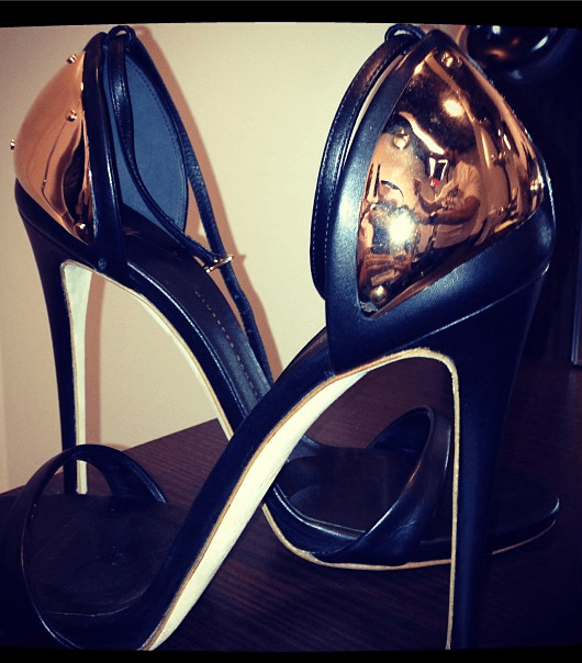 اليسا تختار أحذيتها من الماركات العالمية كـ Giuseppe Zanotti