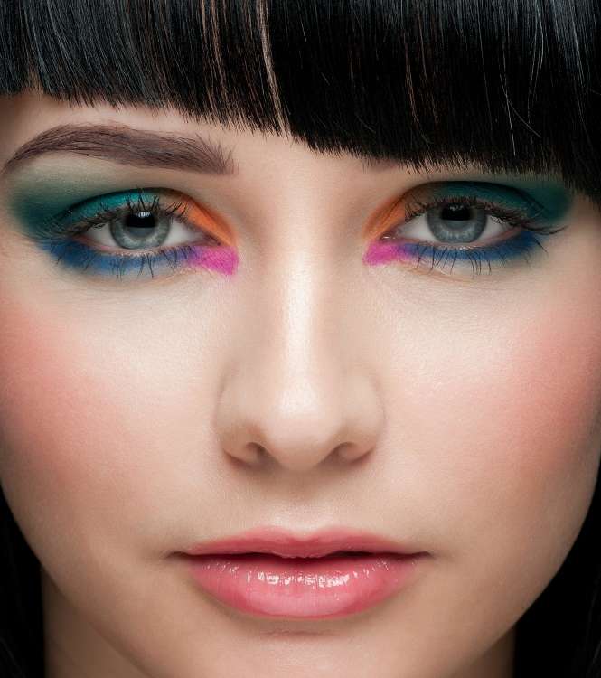  الماسكارا الملونّة والمجوهرات التي تليق بها 