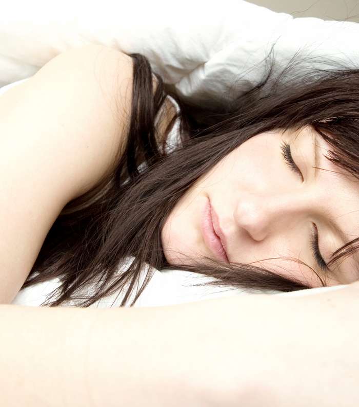 طريقة النوم التي تزيد التجاعيد